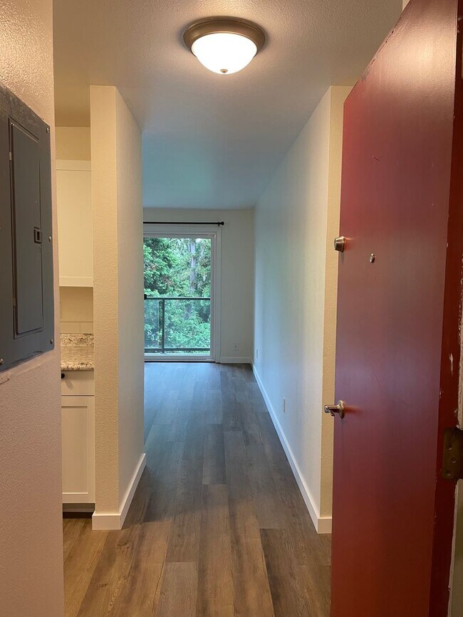 Building Photo - Newly Remodeled 1 bed/1 bath Condo w/ AC &...