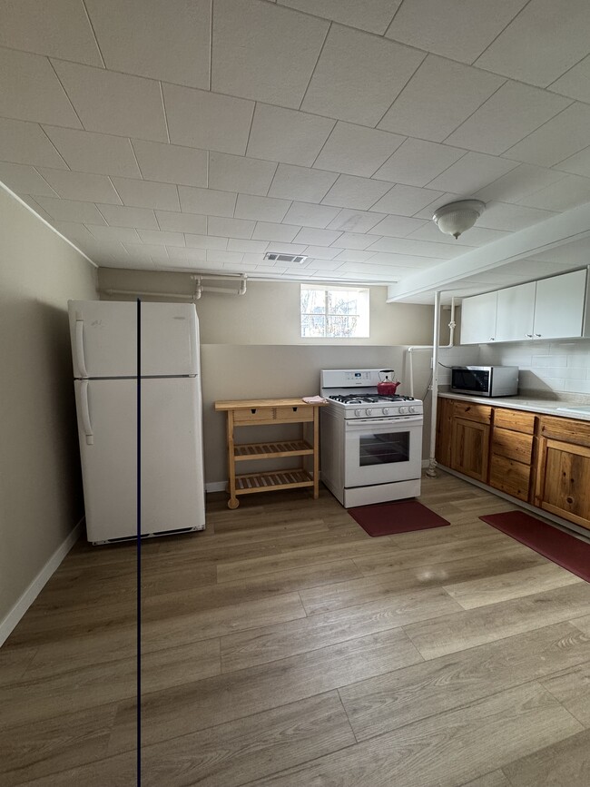 Building Photo - 259 E Kelsey Ave