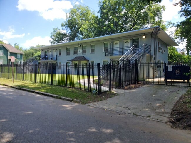 Building Photo - COMING SOON: One bedroom 1 bath apartment - Housing Vouchers accepted