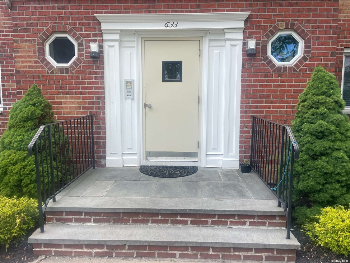 Primary Photo - 633 Wellwood Ave