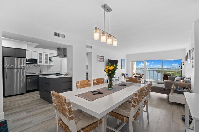 Building Photo - 300 Bayview Dr