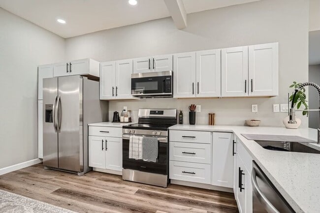 Building Photo - 614 W 4th Ave