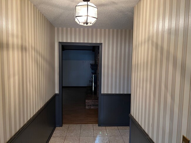 Building Photo - Wow 4 bedroom 3 bath 2 garage  almost 3000...