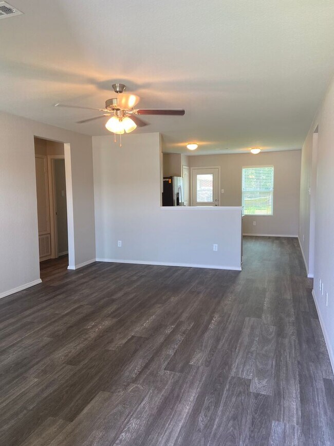 Foto del edificio - Three Bedroom | Two Bath Home in Conrad Court