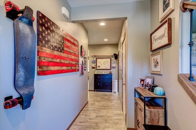 Foto del edificio - Bremerton Home 5 bed Covered Patio Fenced Yard 2 Car Garage