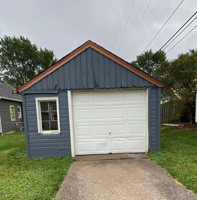 Building Photo - Cute 3 bedroom 2 bath house in Davenport