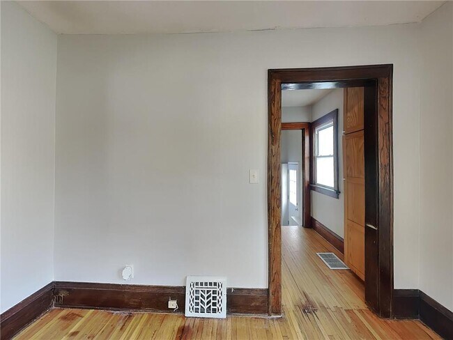 Foto del edificio - 2504 E 42nd St