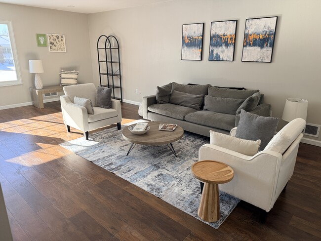 Building Photo - 670 E Fox Hills Dr