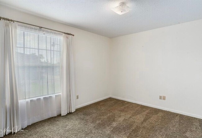 Building Photo - Bossier City! Clean 2 bedroom/2 bath!