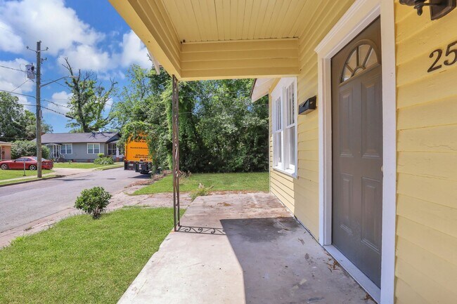 Building Photo - Cozy 2-Bedroom, 1-Bathroom House at Savannah