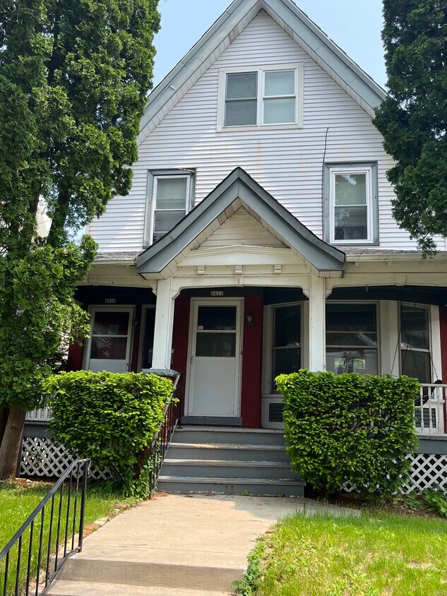 Unidad inferior dúplex de 1 dormitorio - 2612 N Farwell Ave
