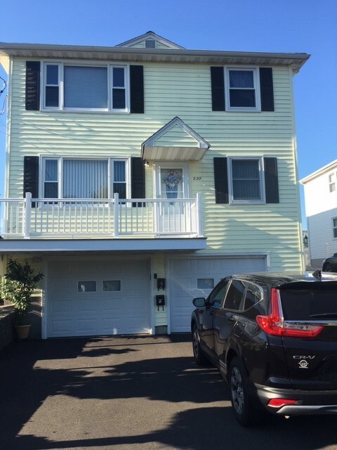 Primary Photo - 200 Overlook Ave