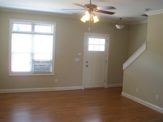Building Photo - 2 BR/2.5 BA Townhome Downtown Greenville