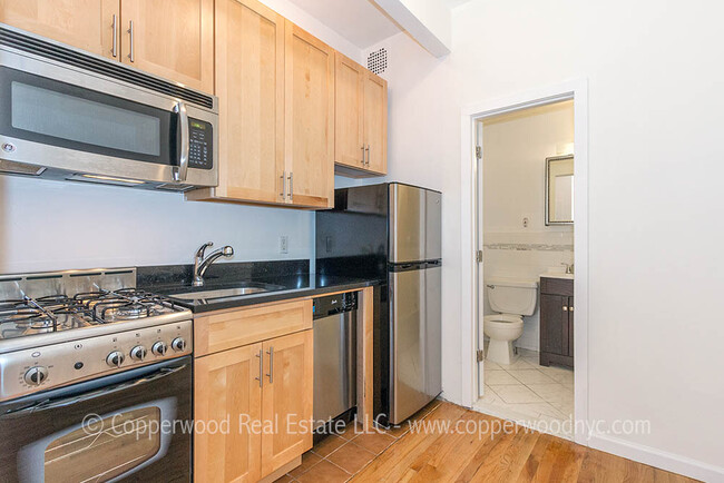 Building Photo - 405 E 87th St