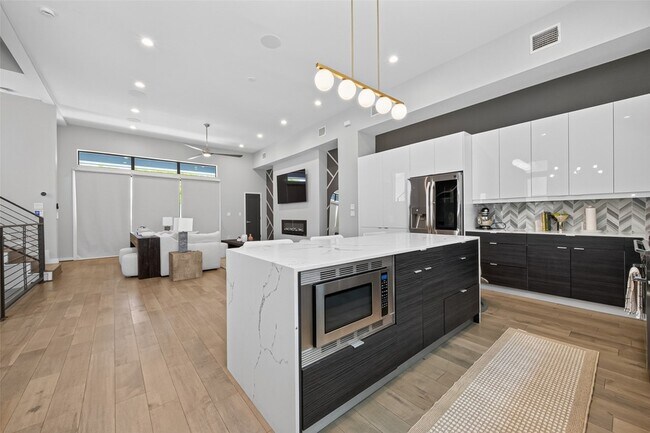Foto del edificio - 607 Memorial Heights Dr