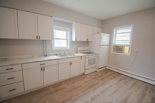 Building Photo - 836 S Newton Ave