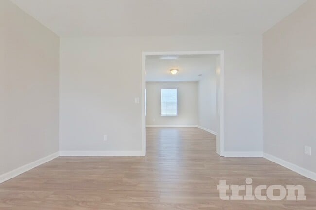 Building Photo - 410 Fox Trot Dr