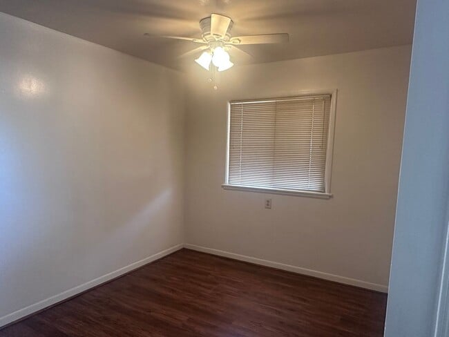 Building Photo - Charming Two Bedroom / One Bath Home! Very...
