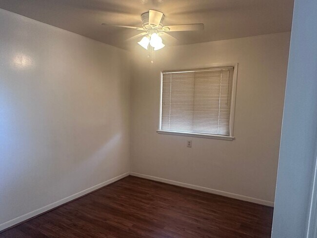 Foto del edificio - Charming Two Bedroom / One Bath Home! Very...