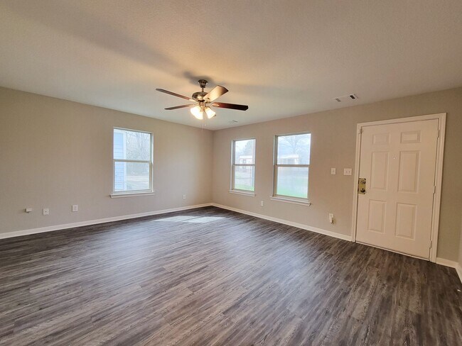 Foto del edificio - BEAUTIFUL 3 BEDROOM HOME IN CONROE WITH AL...