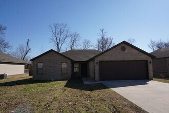 Building Photo - 210 Lake Dr