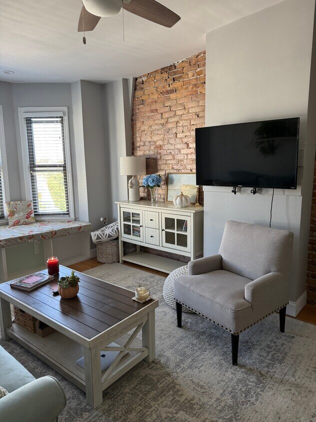 Primary Photo - 265 Lexington St