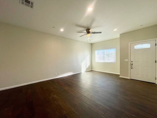 Foto del edificio - COMING SOON! BEAUTIFUL 4 Bedroom / 2 Bathr...