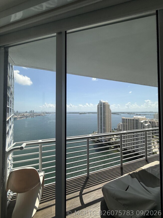 Foto del edificio - 325 S Biscayne Blvd