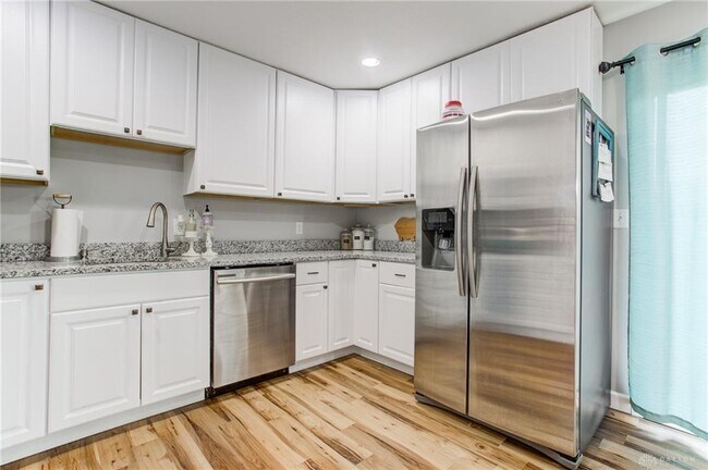 Building Photo - 2520 Glenmore Ct