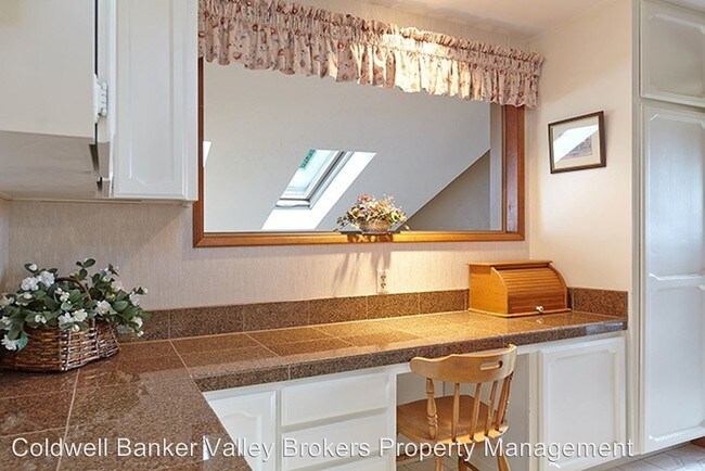 Foto del edificio - 6 br, 3.5 bath House - 5065 SW Nash Ave.