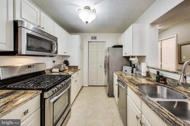 Building Photo - 10021 Vanderbilt Cir