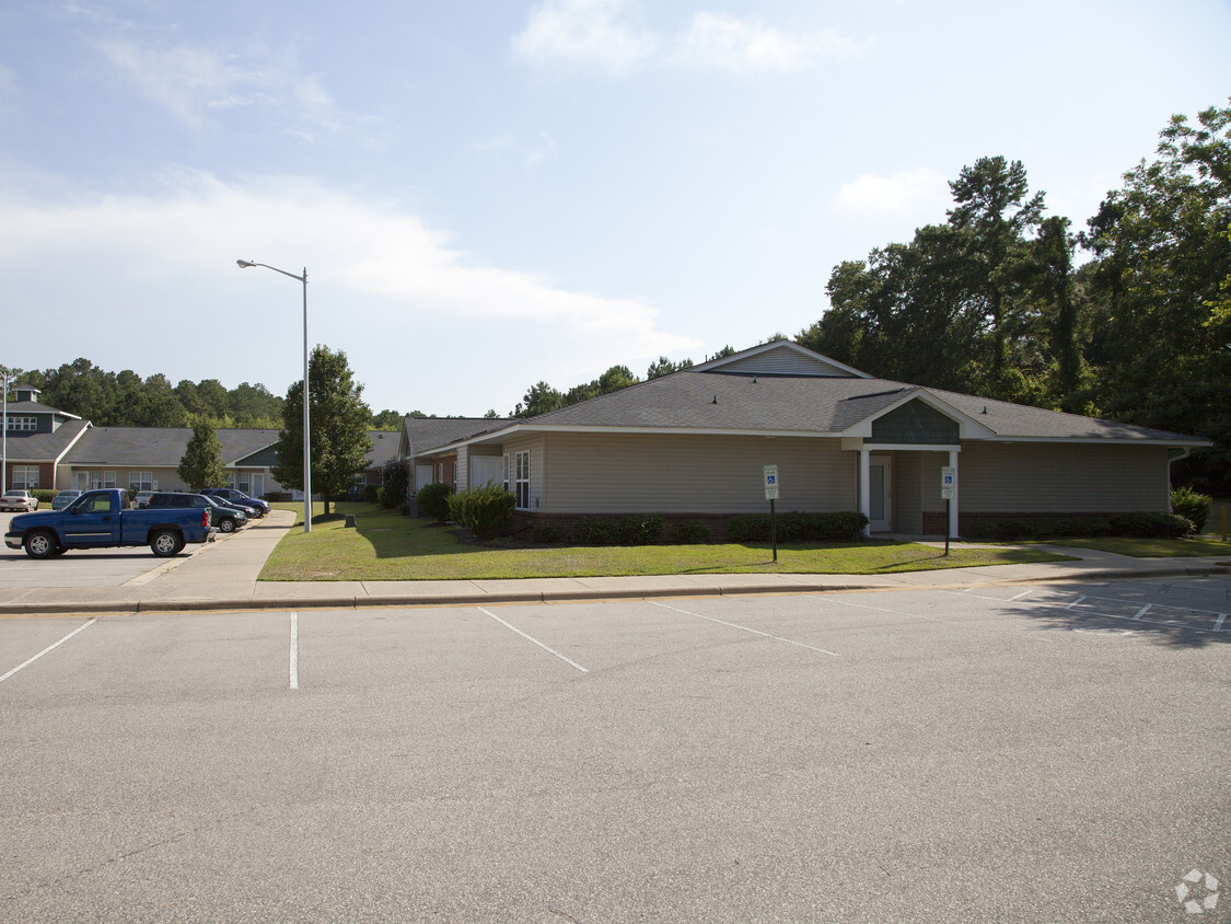 Exterior - Bunce Manor Apartments