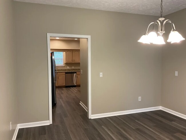 Foto del edificio - 7013 Calderwood Dr