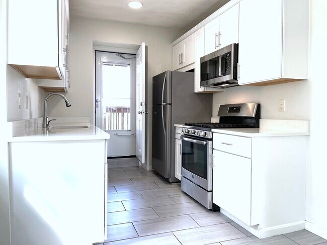 Building Photo - 478 Saratoga St