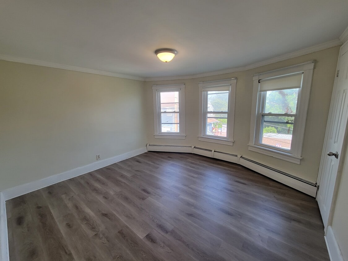 Foto principal - 408-410 E Main St