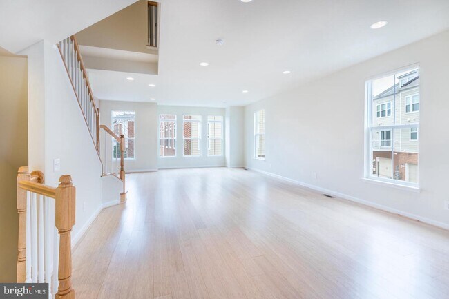 Building Photo - 9427 Canonbury Square