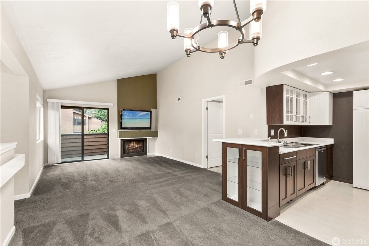 Great 1bed 1bath Location in Kirkland! Parking and W/S/G included in rent - Great 1bed 1bath Location in Kirkland! Next to Village at Totem Lake Mall