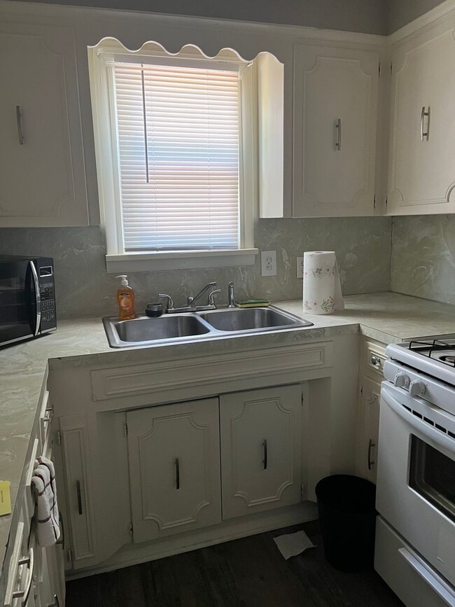 Foto del edificio - 2 bed/1 bath house