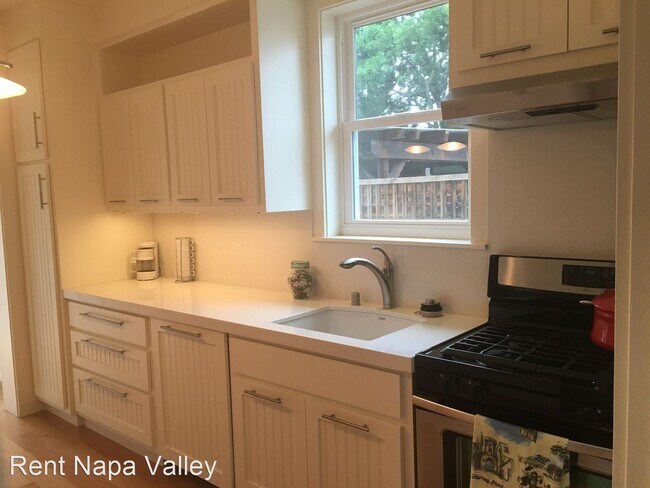 Building Photo - 1628 Hillview Pl