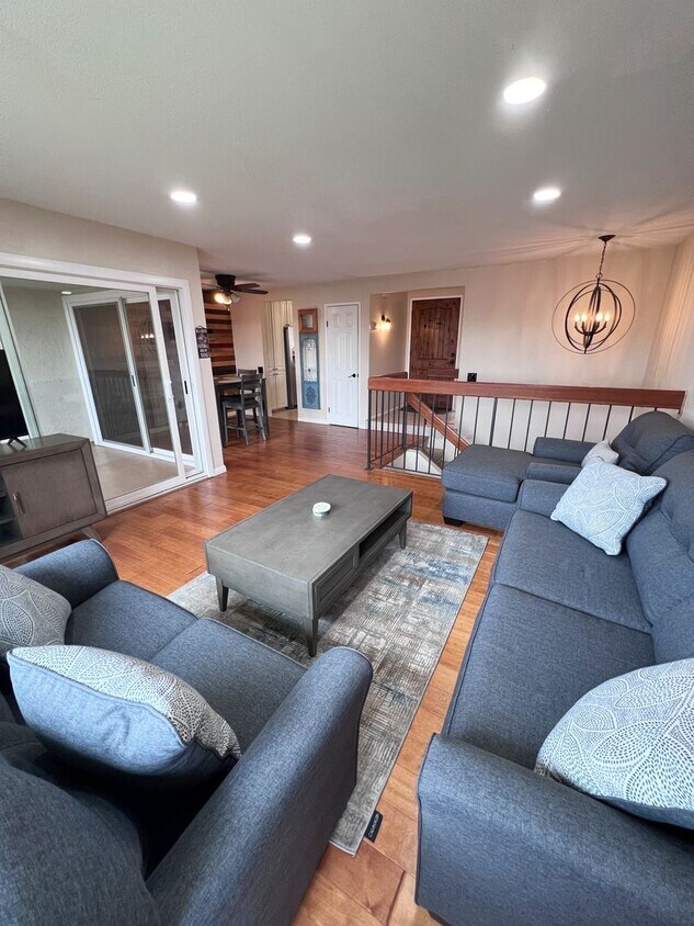Primary Photo - 2 Bed/1.5 Bath Townhome ~ Beautifully Main...