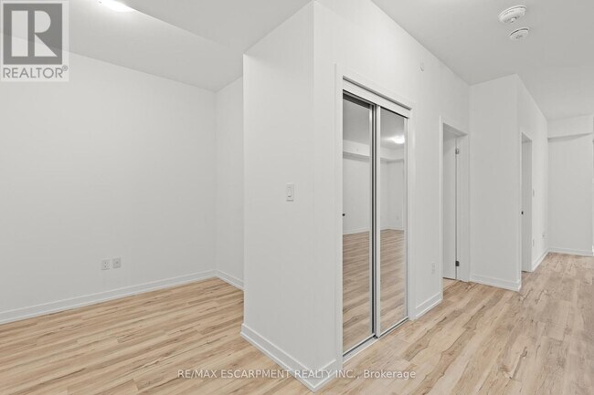 Photo du bâtiment - 450-450 Dundas St E