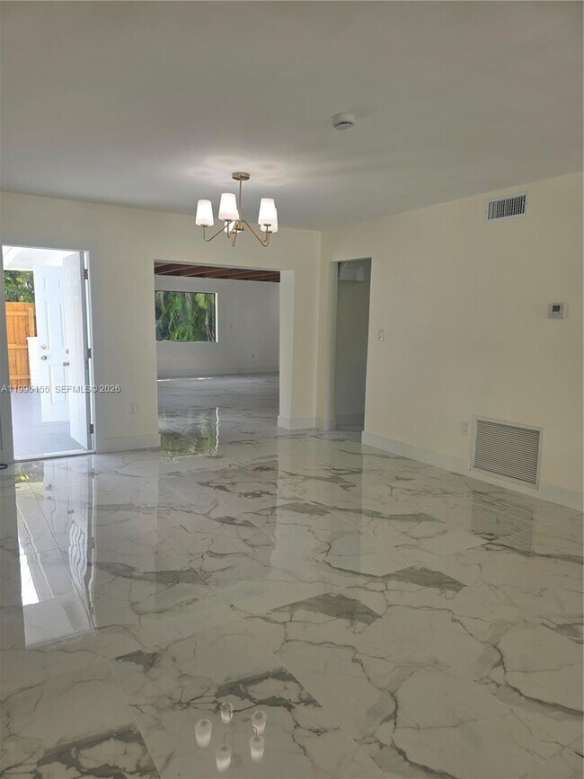 Foto del edificio - 443 NW 23rd Pl