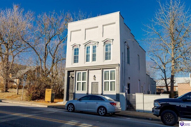 Building Photo - 306 Main St
