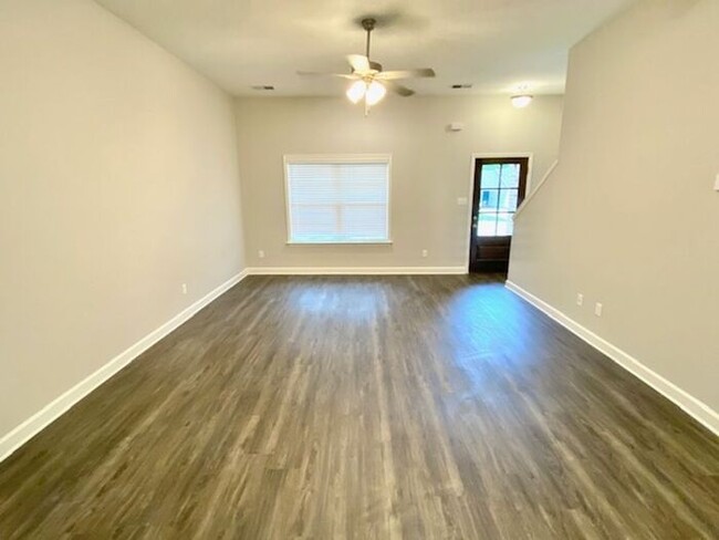 Building Photo - Available Now, 4-bedroom 2.5 bath home in ...
