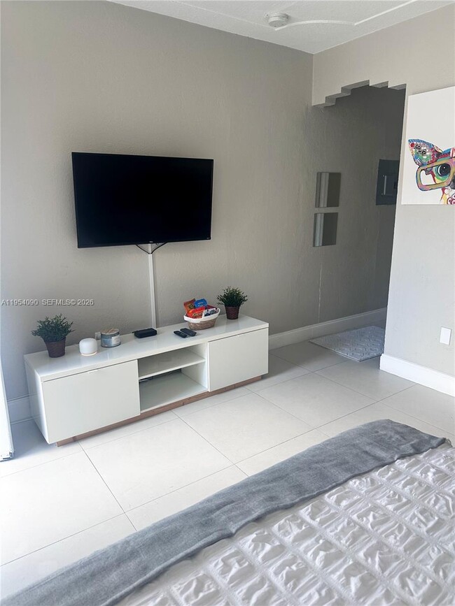 Building Photo - 1265 SW 6th St