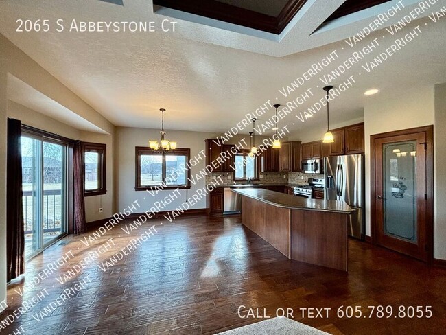 Building Photo - Gorgeous Executive 5 Bedroom 3 Bathroom Ho...