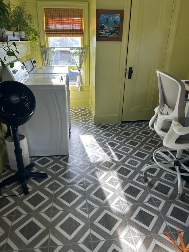 Foto del edificio - 604 1/2 Clinton Ave