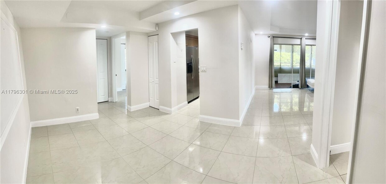 Foto principal - 2700 Riverside Dr