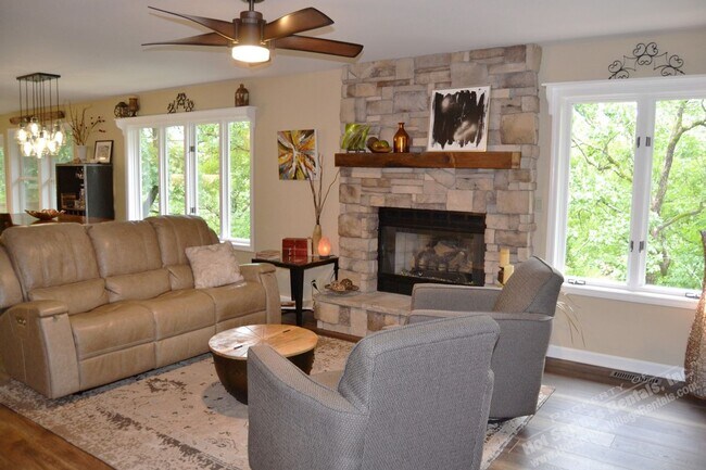 Building Photo - Lake Pineda | Home| Unfurnished