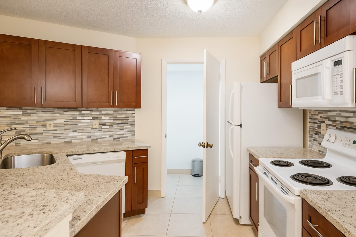 Foto principal - Upgraded 2BR/2BA – Gated Community, Great Amenities!